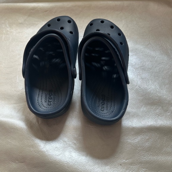 CROCS Blue Slippers with Ventilation Holes and Textured Footbed - Picture 2 of 9